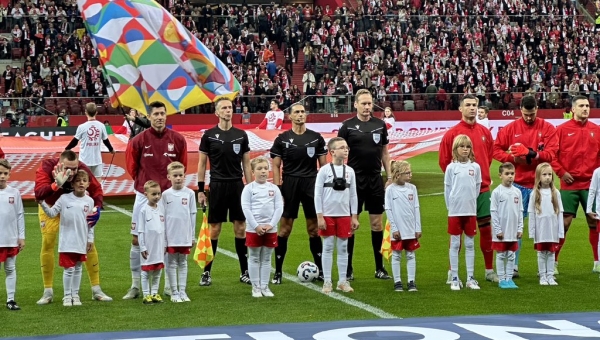 15 - 10 - 2024 - Antek i Franek, czyli dzieci tragicznie zmarłego strażaka śp. st. ogn. Łukasza Włodarczyka z Poznania wyprowadzili Roberta Lewandowskiego na mecz Polska - Portugalia, źródło : Samuel Szczygielski @SamSzczygielski  (...)